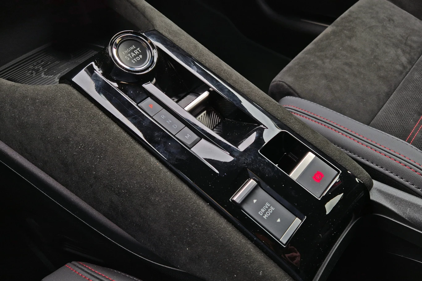 Sześciobiegowa skrzynia dwusprzęgłowa sprawnie zmienia przełożenia, ale szybkość jej działania po przejściu w tryb manualny nieco rozczarowuje