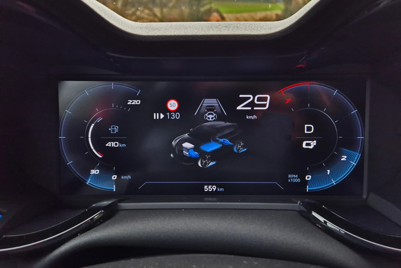 Na zestawie wskaźników możemy śledzić działanie napędu 4x4 oraz stopień naładowania baterii