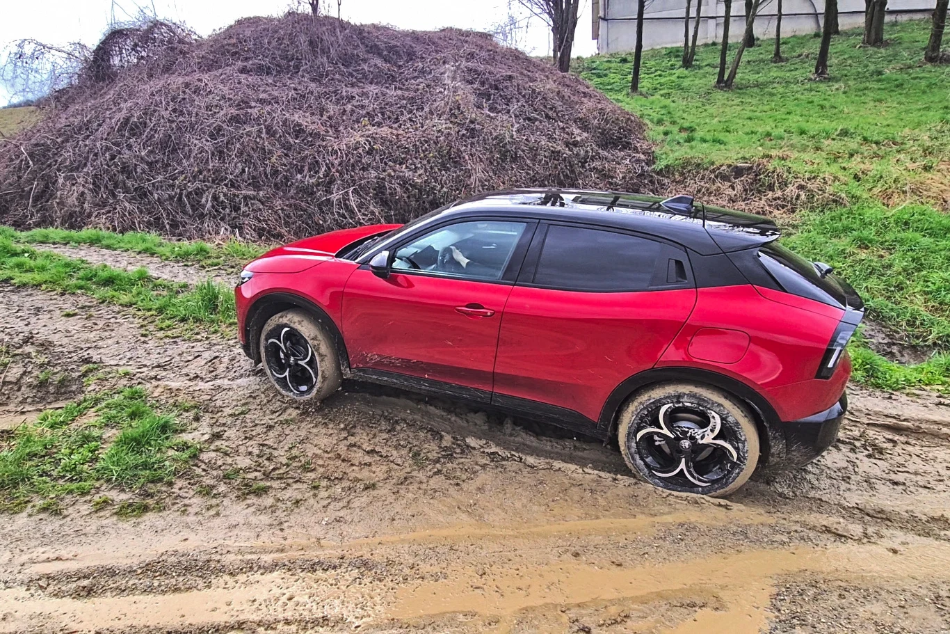 Junior co prawda mielił wszystkimi czterema kołami, ale szosowe opony i niewielka moc tylnego silnika sprawiły, że pomimo niewielkiego nachylenia wzniesienia, wyżej już nie wyjechał