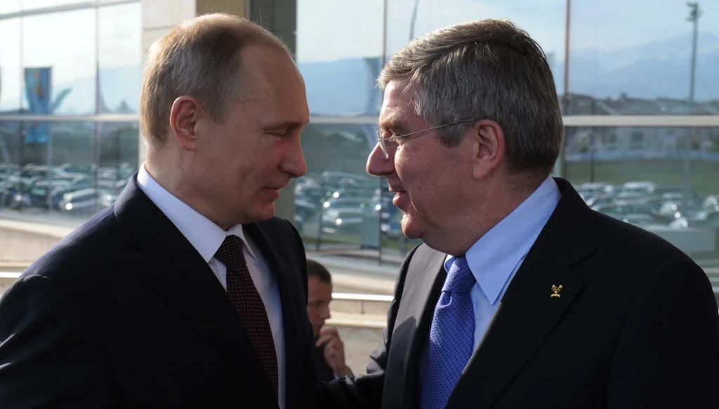 Władimir Putin (po lewej) i Thomas Bach w Soczi w 2014 roku Władimir Putin (po lewej) i Thomas Bach w Soczi w 2014 roku
