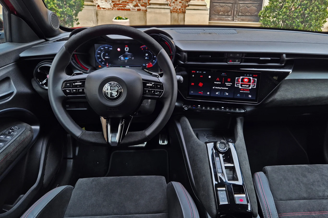 Czarne twarde plastiki z jakich wykonano wnętrze Juniora urozmaicają jedynie wstawki z alcantary oraz czerwone przeszycia