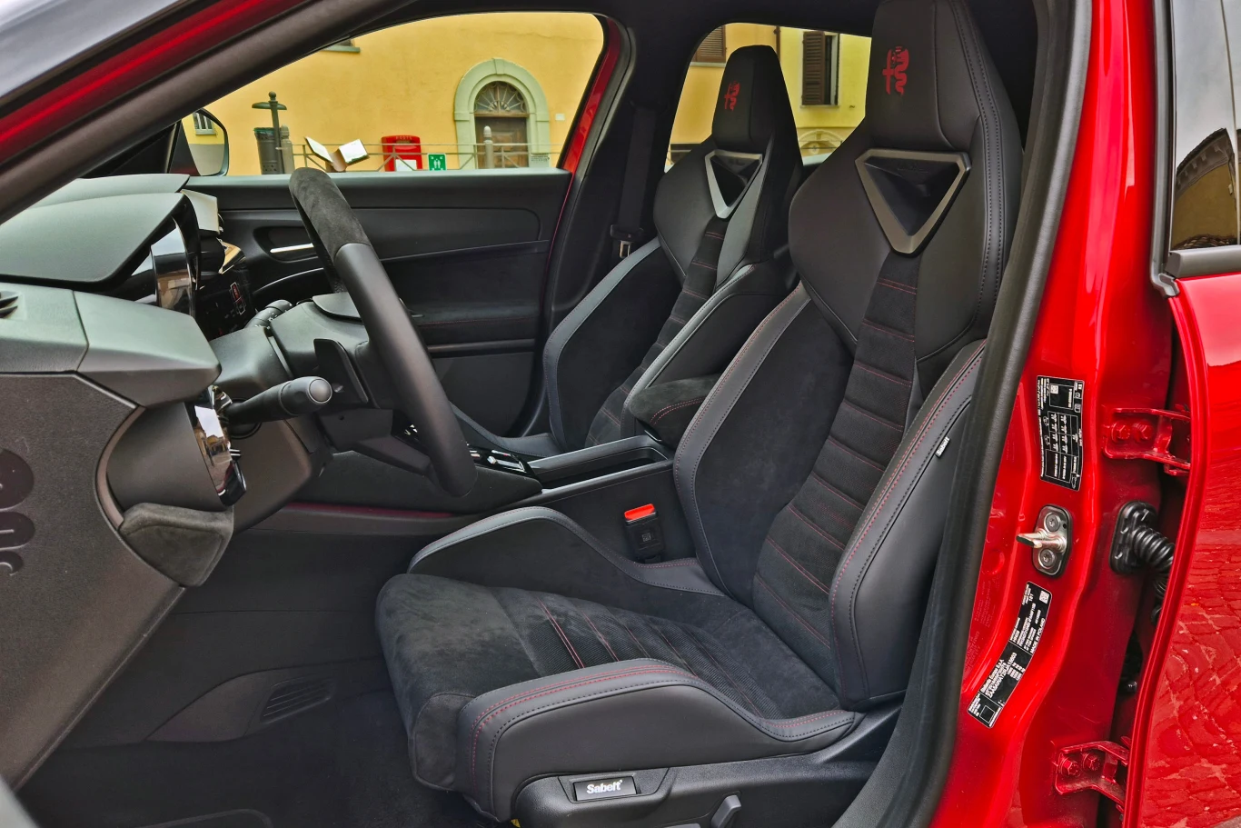 Kubełki Sabelt świetnie wyglądają i tak też trzymają na zakrętach. Wymagają 12 tys. zł dopłaty