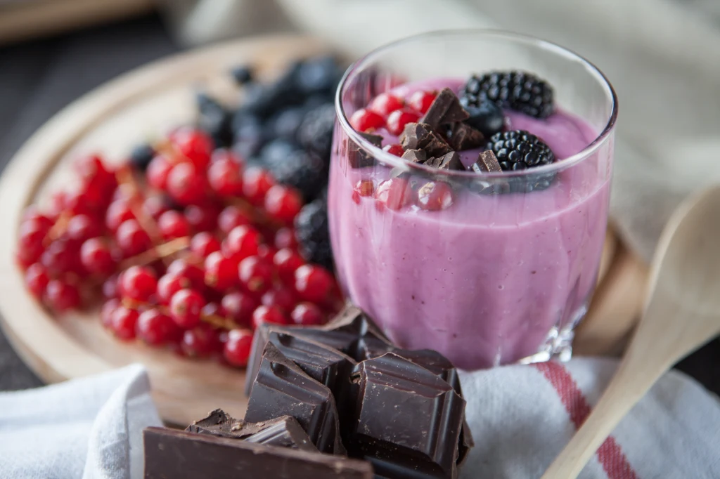 Zdrowe przekąski, takie jak gorzka czekolada, miód i orzechy są dozwolone w diecie DASH. Ważne, by zachować umiar Zdrowe przekąski, takie jak gorzka czekolada, miód i orzechy są dozwolone w diecie DASH. Ważne, by zachować umiar