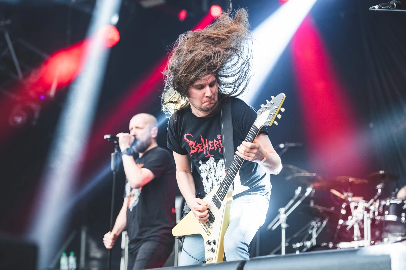 Tomas Åkvik stoi na czele grupy Lik, w tle Nick Holmes Tomas Åkvik stoi na czele grupy Lik, w tle Nick Holmes