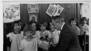 Dr Béla Schick przeprowadza test podatności na błonicę u dzieci