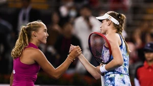 Wszystko wskazuje na to, że Jelena Rybakina (z prawej) zrezygnowała z obrony tytułu w Stuttgarcie. Zadebiutuje w nim za to Mirra Andriejewa