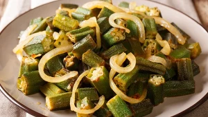 Dlaczego okra to tak znakomity produkt? Co zawiera? Jak włączyć ją do diety? Wyjaśniamy