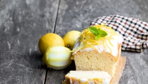 Wypróbuj ten przepis jeszcze przed Wielkanocą. 15-minutowa babka cytrynowa powala na kolana