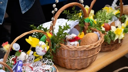 Koszyk wielkanocny pełen symbolicznych pokarmów to nieodłączny element świątecznych przygotowań.