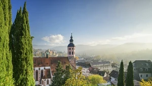 ​Uzdrowisko z listy UNESCO. Słynie z wód termalnych i jest kochane przez seniorów