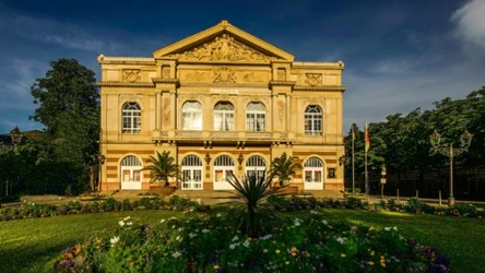 Co warto zobaczyć w Baden-Baden? Jednym z polecanych miejsc jest XIX-wieczny teatr.