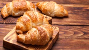 Tym rogalikom nie da się oprzeć. Ciasto przygotujesz z trzech składników 