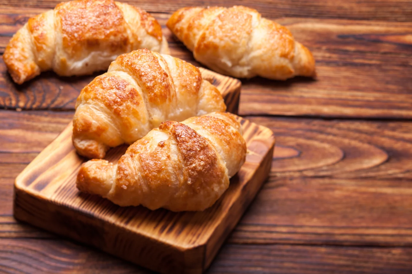 Domowe rogaliki, na które przygotujesz ciasto tylko z trzech składników.