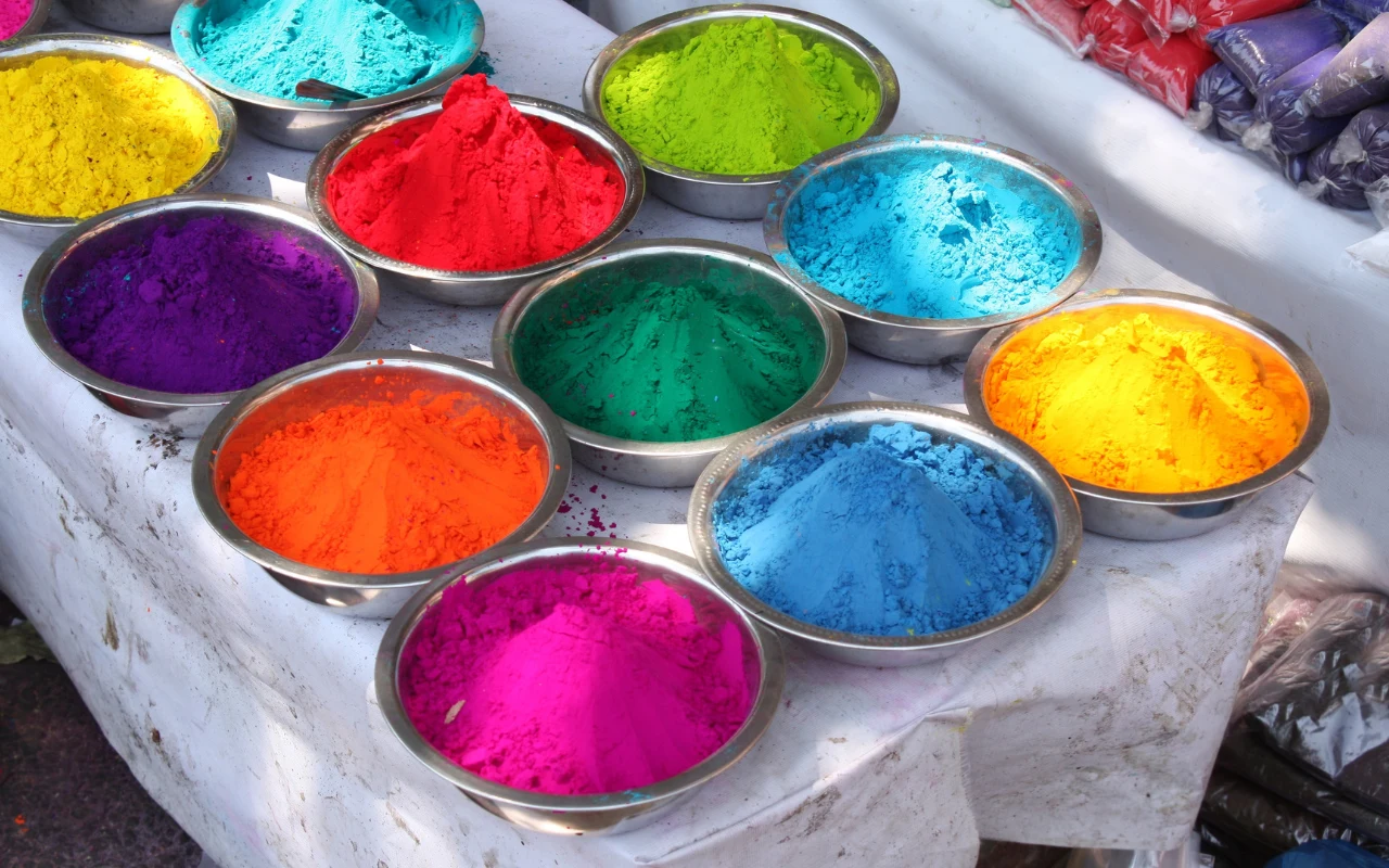 Rzucanie kolorowym proszkiem to tylko część indyjskich obchodów początku wiosny