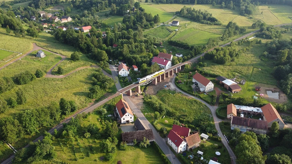 Linia kolejowa nr 266 to dawna Kolej doliny Bystrzycy. Prowadzi jedną z najładniejszych tras w Polsce, która widzie m.in. przez wiadukt w Jugowicach. Ale pięknych tras i ciekawych zabytków kolei mamy w Polsce o wiele więcej!