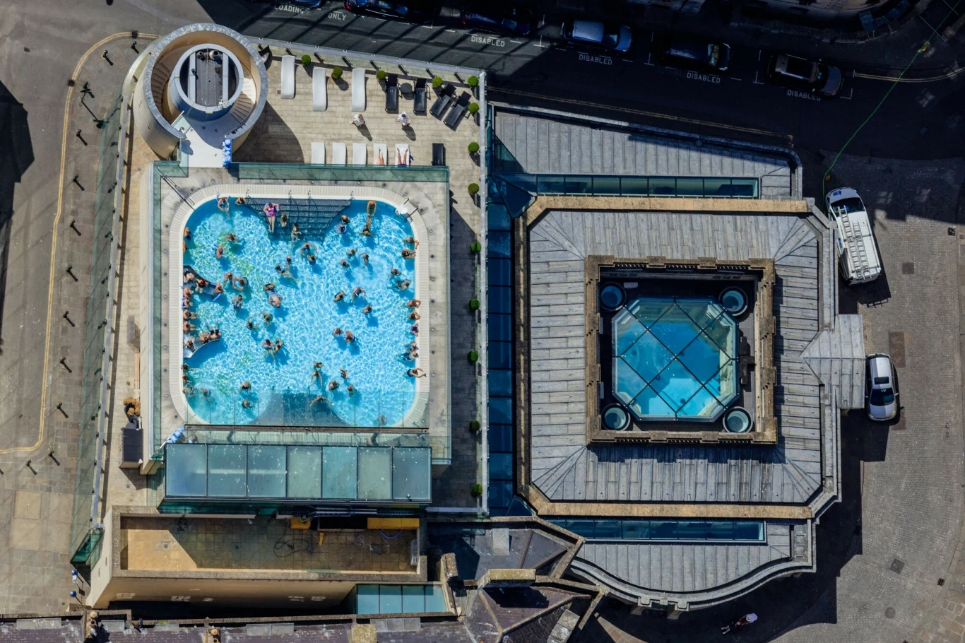 Basen na dachu w Thermae Bath Spa 