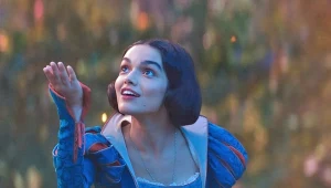 Rachel Zegler w scenie z filmu "Śnieżka"