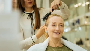 Dodaje świeżości i charakteru. Shaggy bob to hit wśród 50-latek