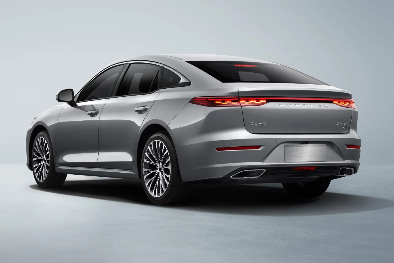 Linia nadwozia limuzyny, ale to liftback – pokrywa bagażnika unosi się razem z szybą