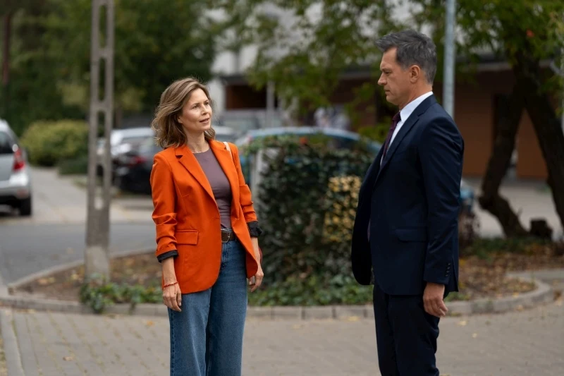 Kinga (Magdalena Kumorek) narobi sobie nadziei na związek z Falkowiczem (Michał Żebrowski) Kinga (Magdalena Kumorek) narobi sobie nadziei na związek z Falkowiczem (Michał Żebrowski)