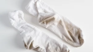 Nie możesz doprać poszarzałych skarpetek? Zamiast do pralki, włóż je do słoika z tym dodatkiem