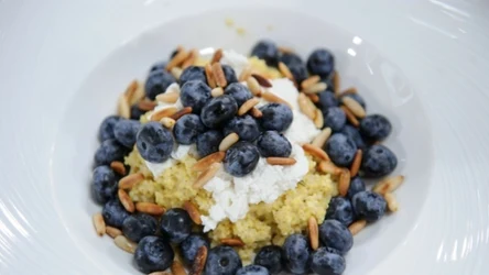 Jaglankę możesz jeść z sezonowymi owocami, dodatkiem orzechów, jogurtem i innymi dodatkami. Będzie wtedy jeszcze smaczniejsza