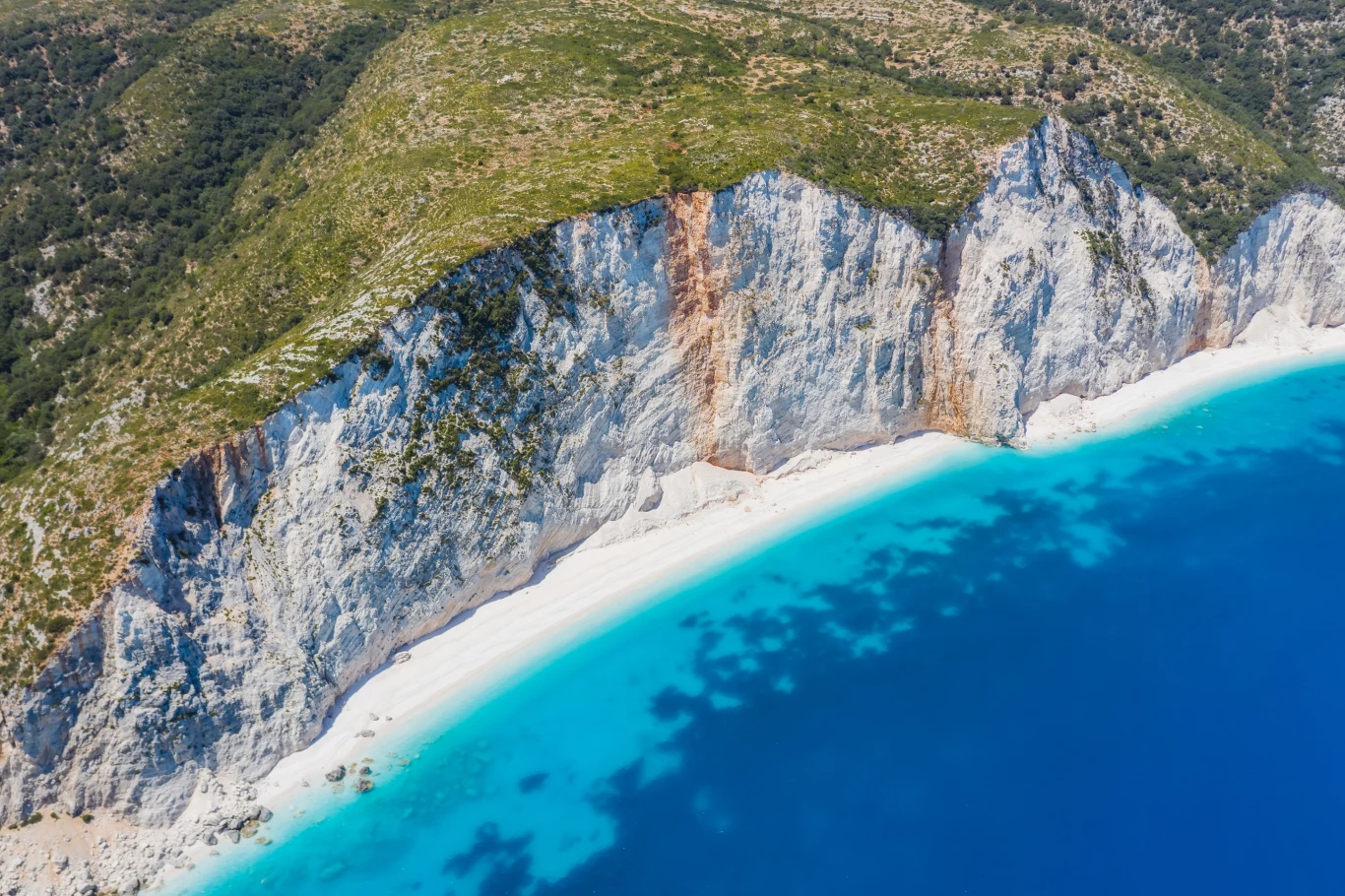 Fteri to jedna z wielu niezwykłych plaż Kefalonii Fteri to jedna z wielu niezwykłych plaż Kefalonii