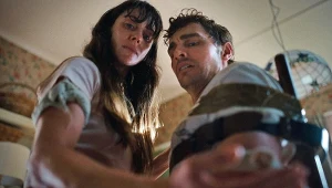 Alison Brie i Dave Franco w scenie z filmu "Together"