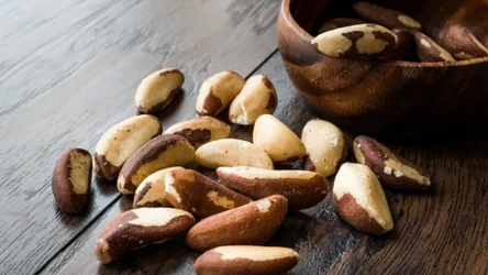 Orzechy brazylijskie. Wystarczy kilka sztuk, by poprawić trawienie.