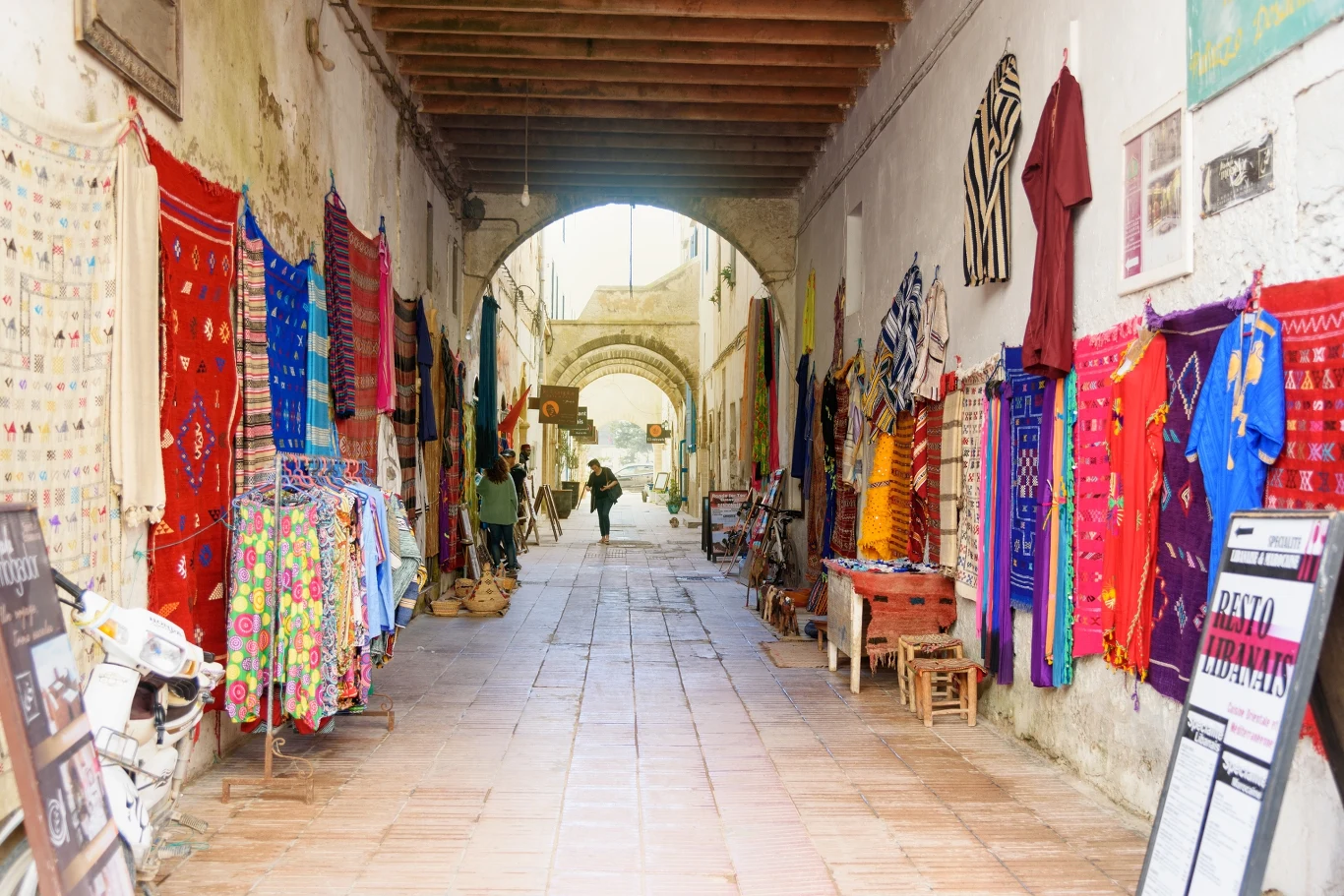 Kolorowe uliczki w miasteczku Essaouira