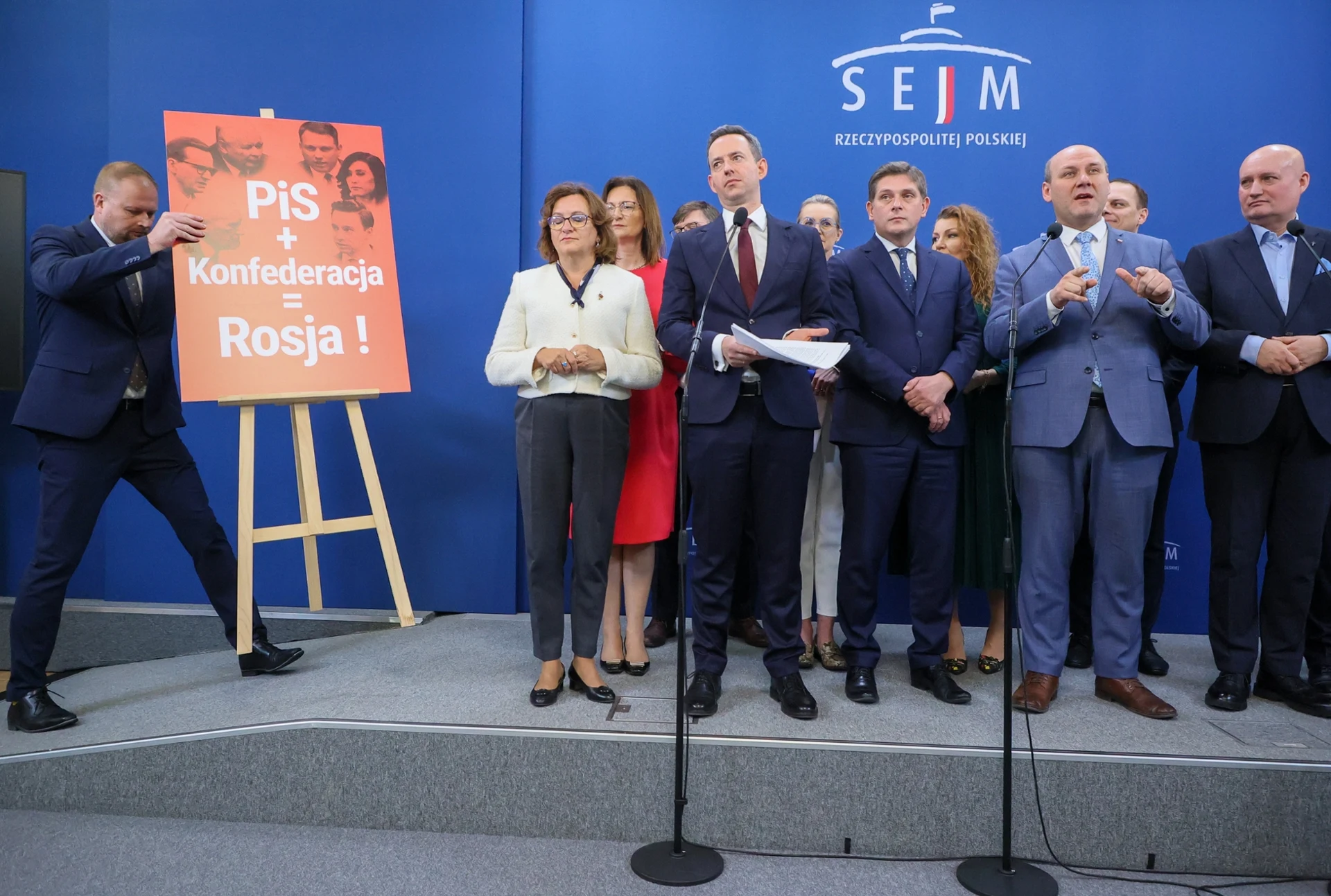 Grupa posłów KO wniosła do sali konferencyjnej tablice z hasłem: PiS + Konfederacja = Rosja