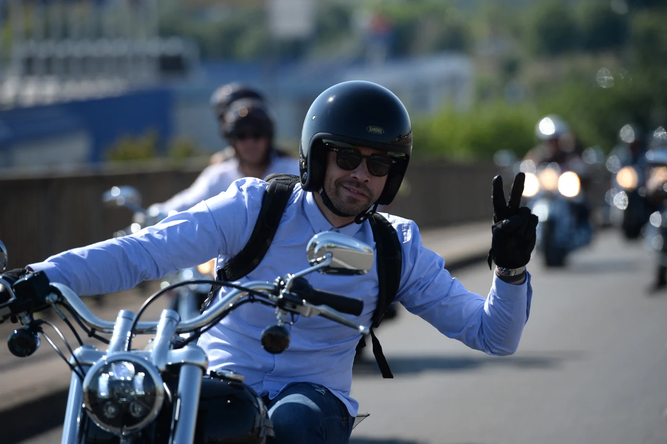 Motocyklista wykonujący gest LWG. Motocyklista wykonujący gest LWG.