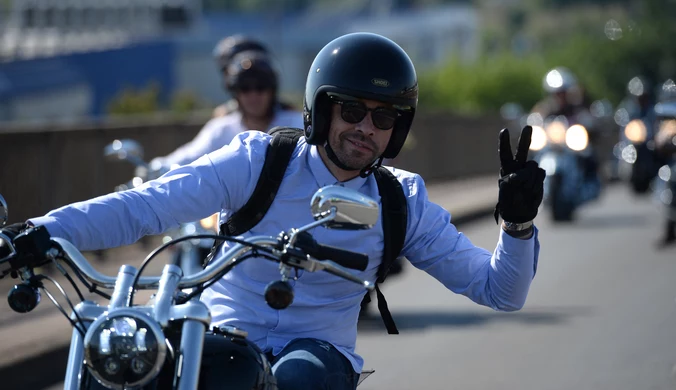Motocyklista wykonujący gest LWG.