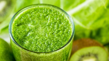 Szpinak w połączeniu z różnymi owocami tworzy zdrową przekąskę pełną witamin 