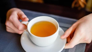 Wzdęcia i brzuch jak balon? Zaparz i pij po posiłku. Poczujesz ulgę