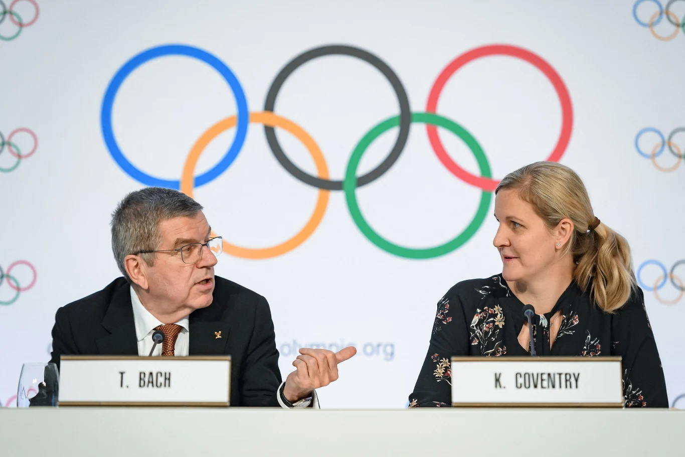Były przewodniczący MKOl, Thomas Bach, i aktualna przewodnicząca MKOl, Kirsty Coventry Były przewodniczący MKOl, Thomas Bach, i aktualna przewodnicząca MKOl, Kirsty Coventry