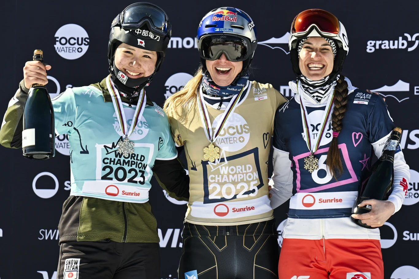 Od lewej: Tsubaki Miki, Ester Ledecka, Aleksandra Król-Walas