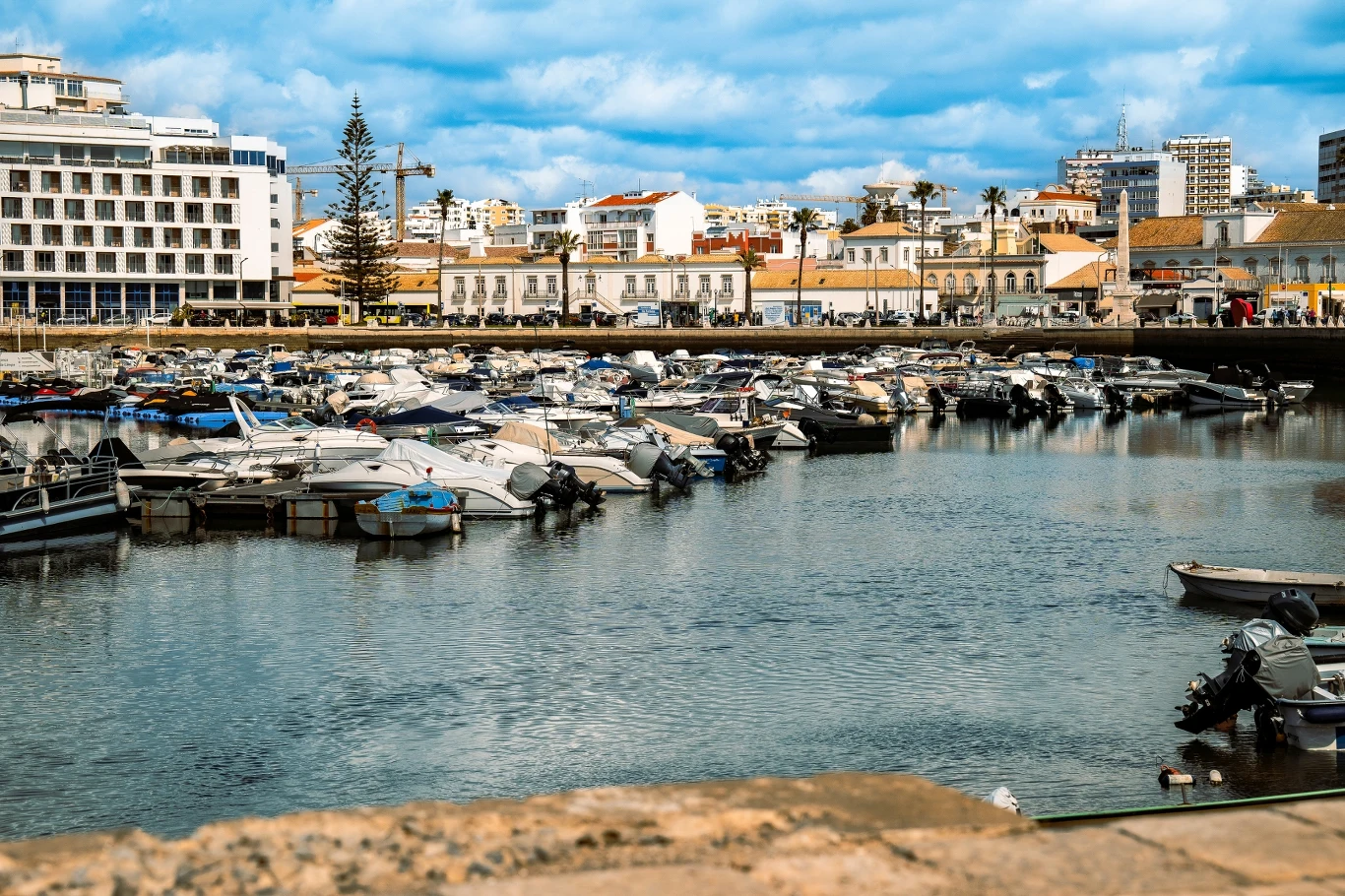 Marina w Faro jest niezwykle urokliwa.
