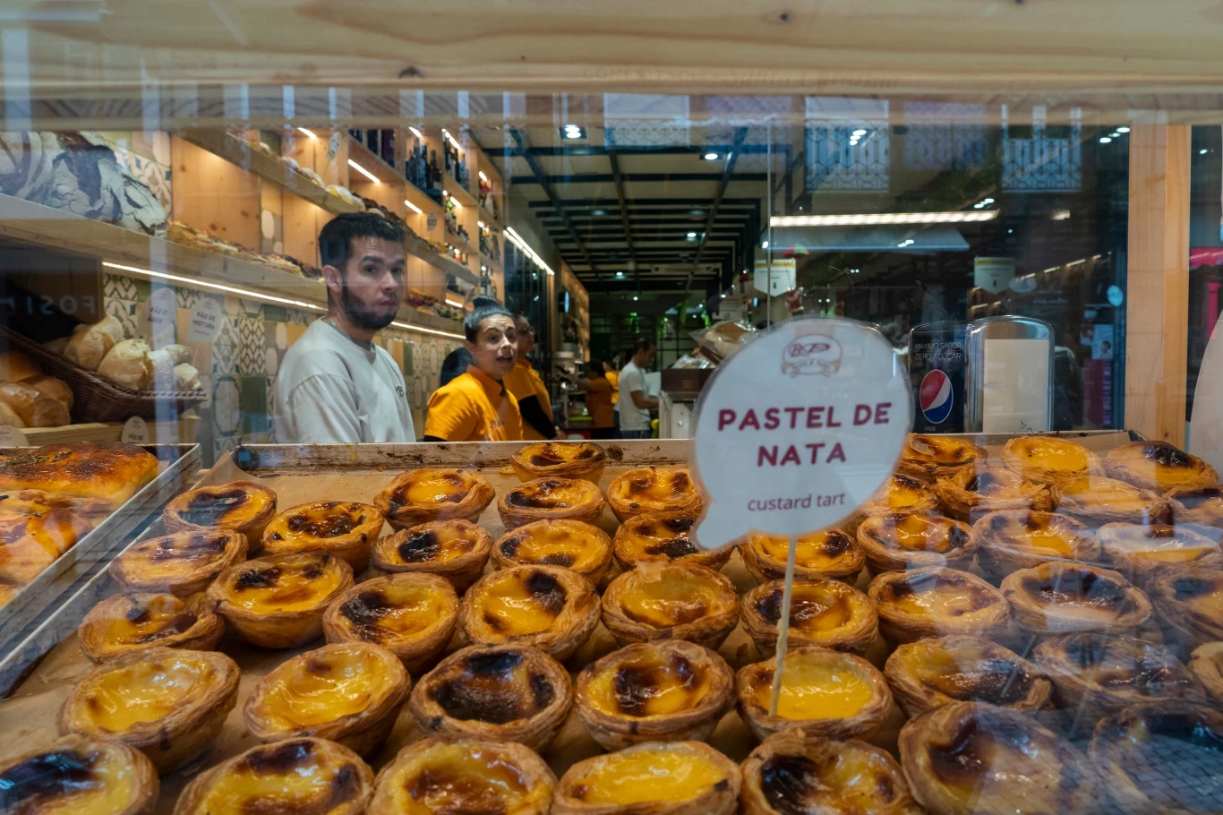 Pastéis de nata są sprzedawane w Portugalii w każdej cukierni. 