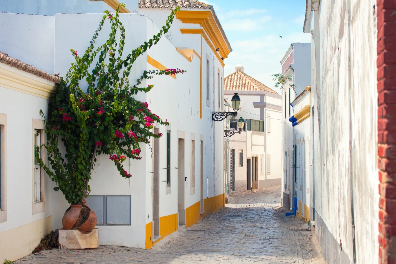 Urokliwe miasto Faro znajduje się w Algarve - najtańszym regionie podróżniczym w Europie w 2025r, zgodnie z rankingiem UK Post Office.