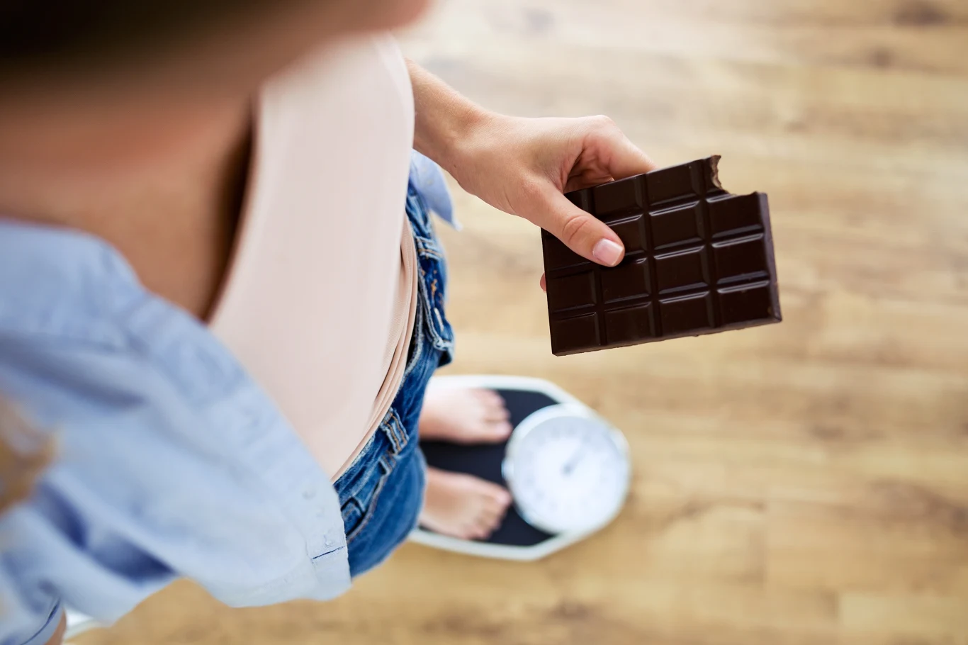 Pamiętaj, że gorzka czekolada to kaloryczny produkt, ale zawiera m.in. dużo magnezu i jest źródłem flawonoidów