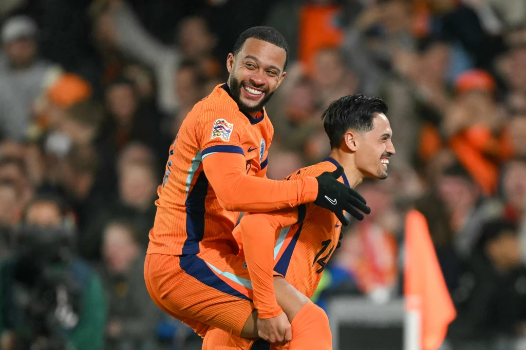 Memphis Depay (z lewej) i Tijjani Reijnders. W tym momencie Holandia prowadziła 2:1 Memphis Depay (z lewej) i Tijjani Reijnders. W tym momencie Holandia prowadziła 2:1