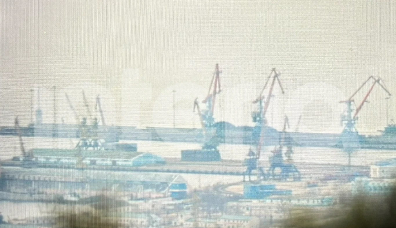 Port Rajin. Widoczne kontenery gotowe do załadunku i węgiel na eksport