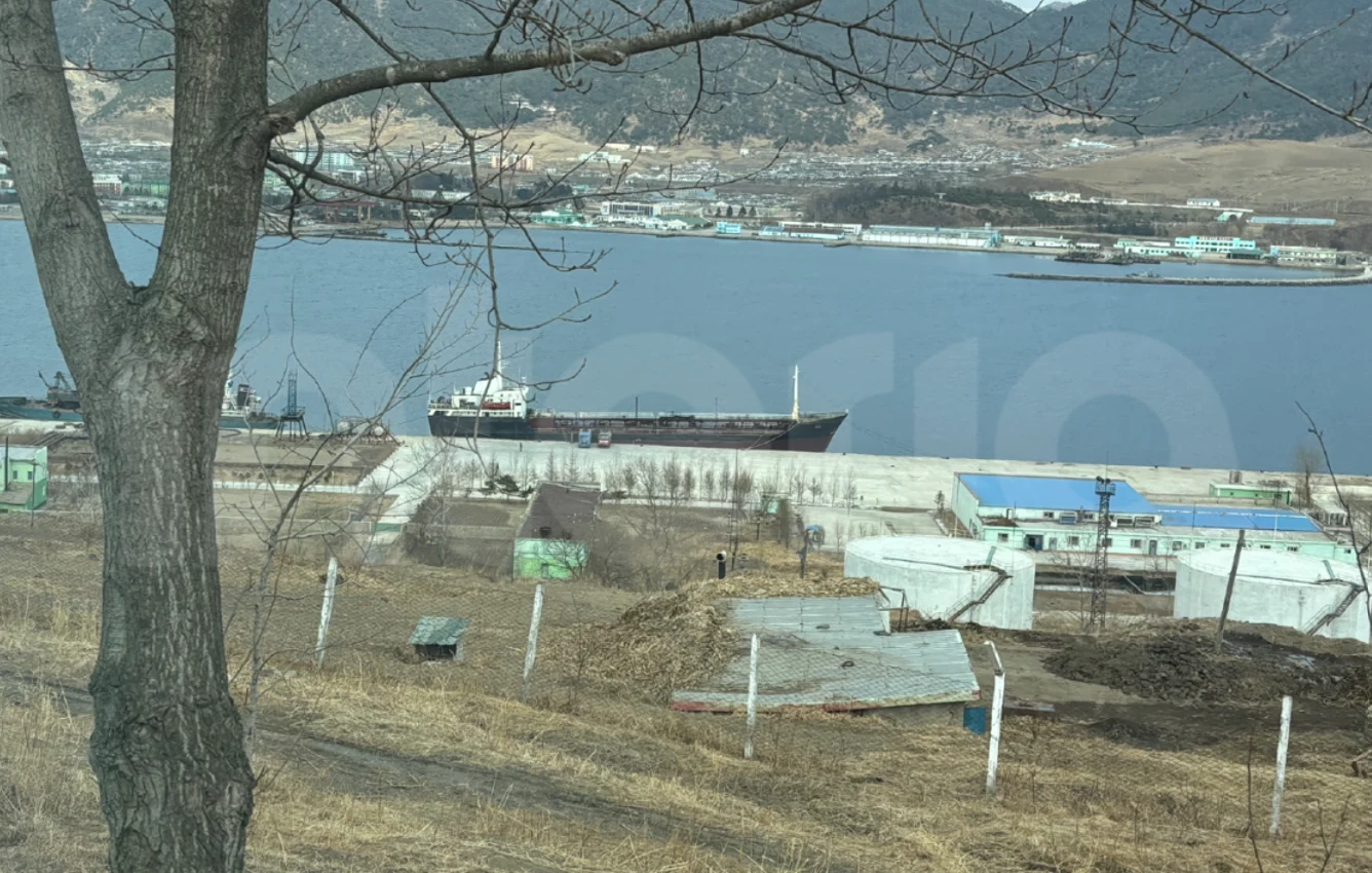 Port i tankowiec w Sonbong