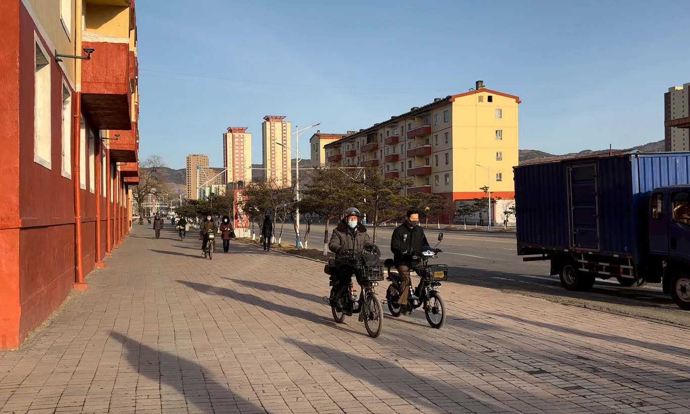 Ulice w Rason. Mieszkańcy wciąż noszą maseczki