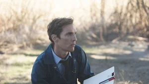 Matthew McConaughey w scenie z serialu "Detektyw"