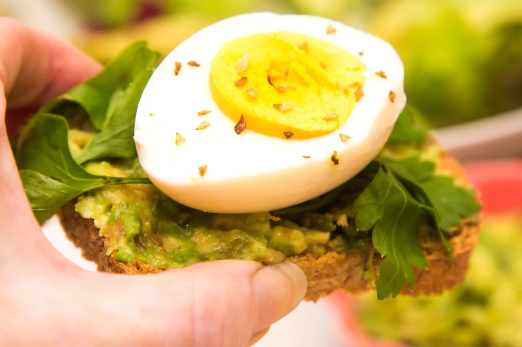 Jajka są przede wszystkim źródłem pełnowartościowego białka. Ale nie tylko. Dlaczego warto je jeść?