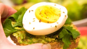 Jajka są przede wszystkim źródłem pełnowartościowego białka. Ale nie tylko. Dlaczego warto je jeść?