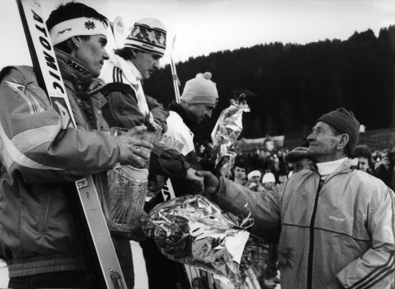 Stanisław Marusarz wręcza na Wielkiej Krokwi nagrodę Jensowi Weissflogowi