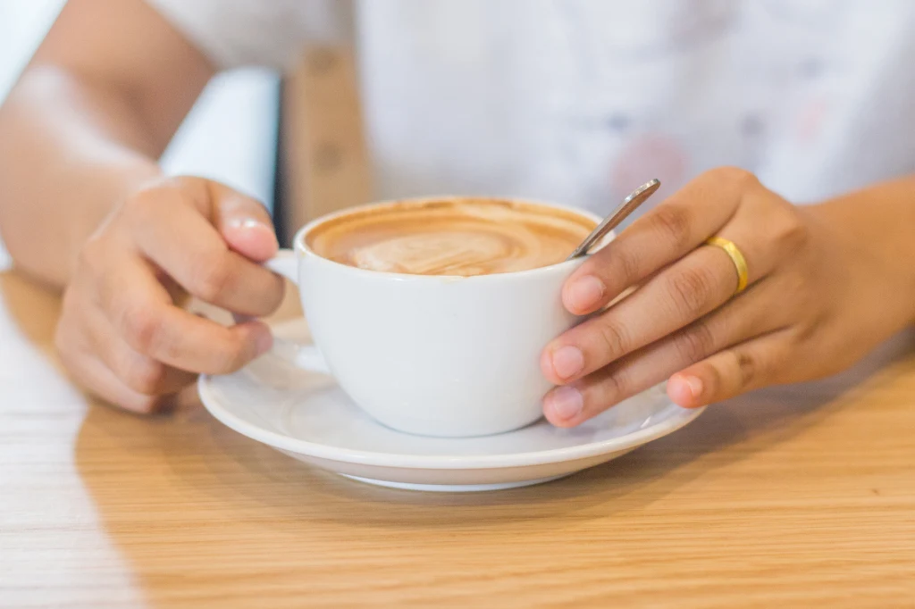 Kawa z kurkumą nie tylko dobrze smakuje. Jak może wpływać na organizm?